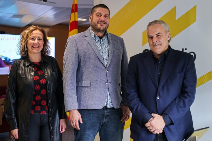 La consellera delegada de la Xarxa Audiovisual Local, Núria de José; l’editor de LA MIRA, Joan Camp; i el director de Catalunya Ràdio, Jordi Borda, en una foto de família. (Fotografia de Jordi Borràs Abelló)